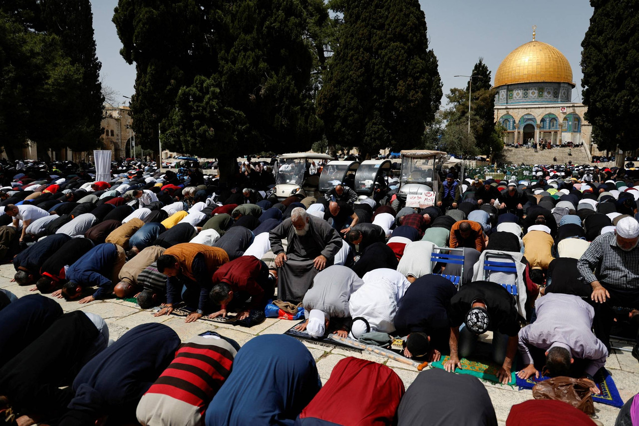 Warga Palestina salat Jumat di Masjid Al-aqsa