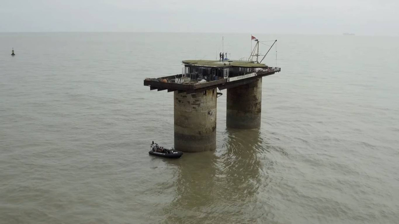 Para Pemimpi dari Dunia Terapung- The Outlaw Ocean Project