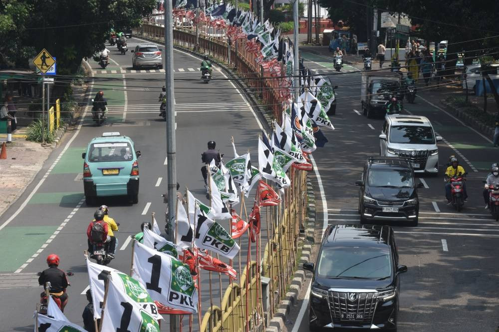 Atribut Partai Politik di Jalanan