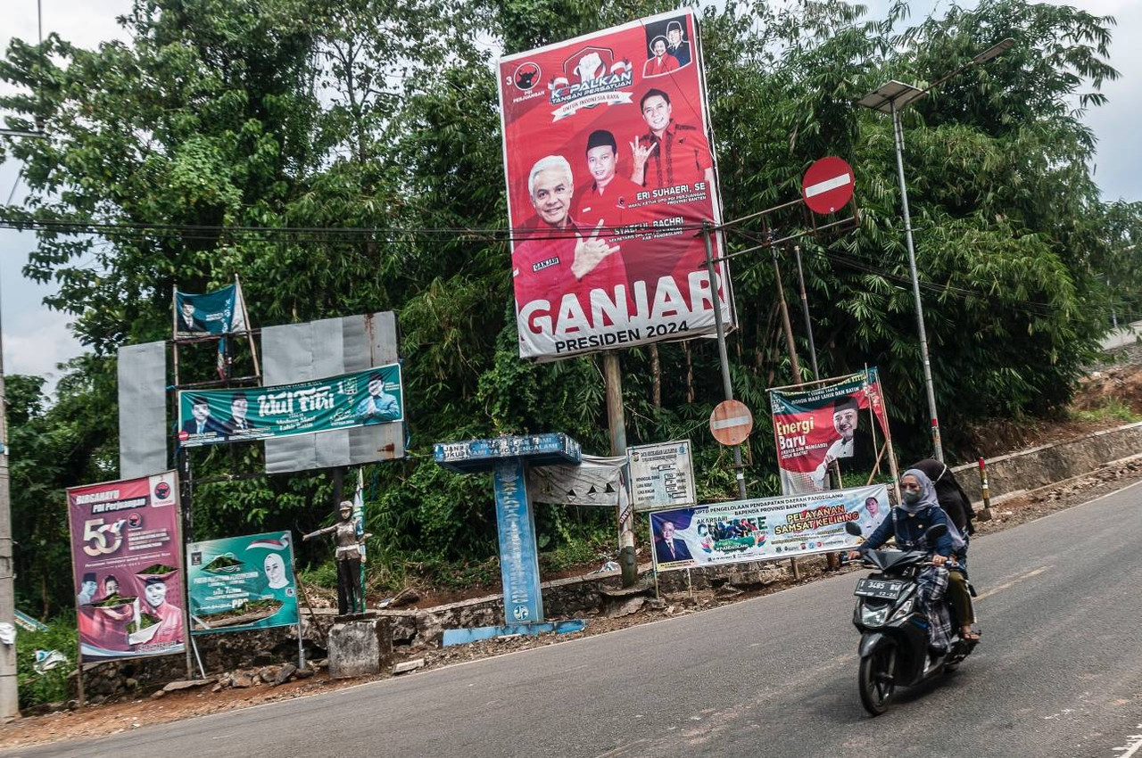 Atribut Partai Politik di Jalanan