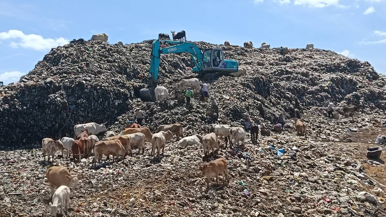 Sampah menggunung di TPA Piyungan di Bantul