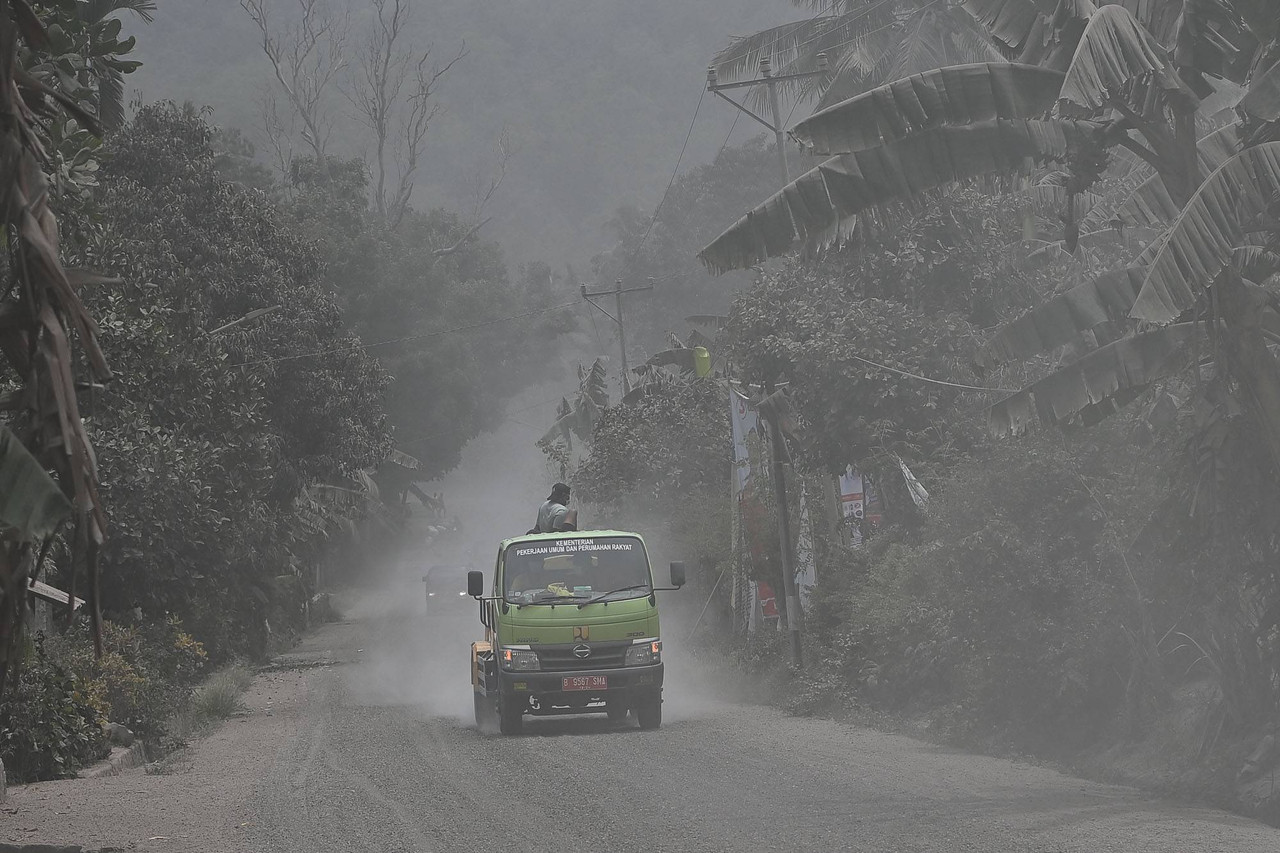 Jalan Trans Flores terdampak parah erupsi Lewotobi