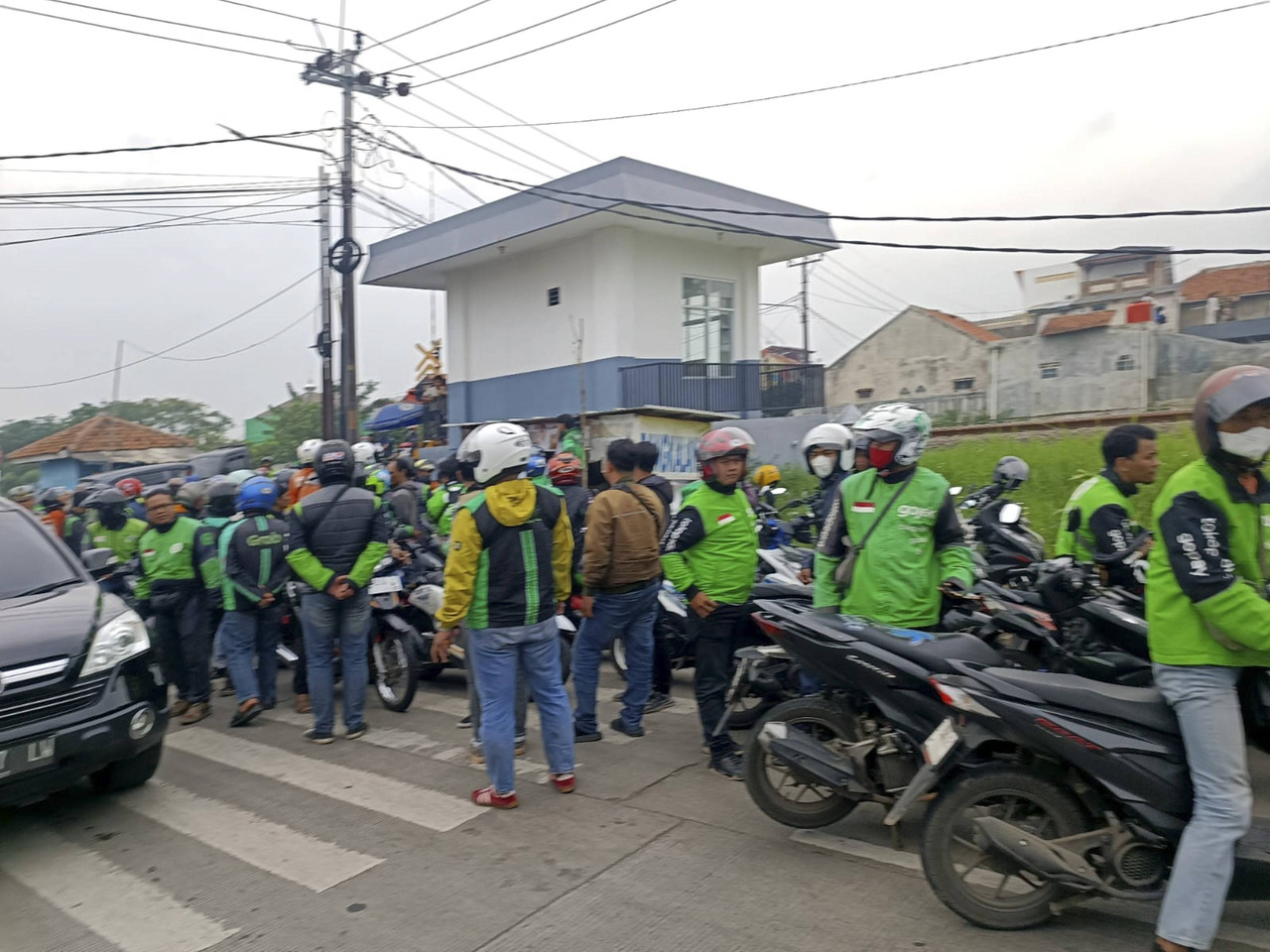 Massa driver ojol mendatangi pangkalan ojek Al-Jabbar