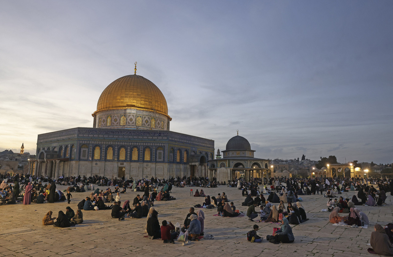 Berbuka puasa di kawasan masjid al aqsa
