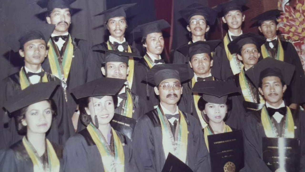 Ijazah Jokowi serta potret Jokowi saat kuliah