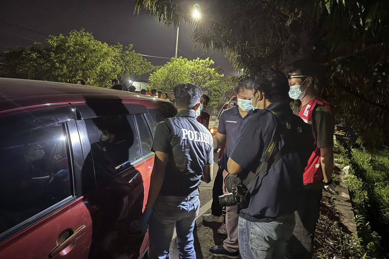 Polisi melakukan olah TKP pria tewas dalam mobil di Bantul