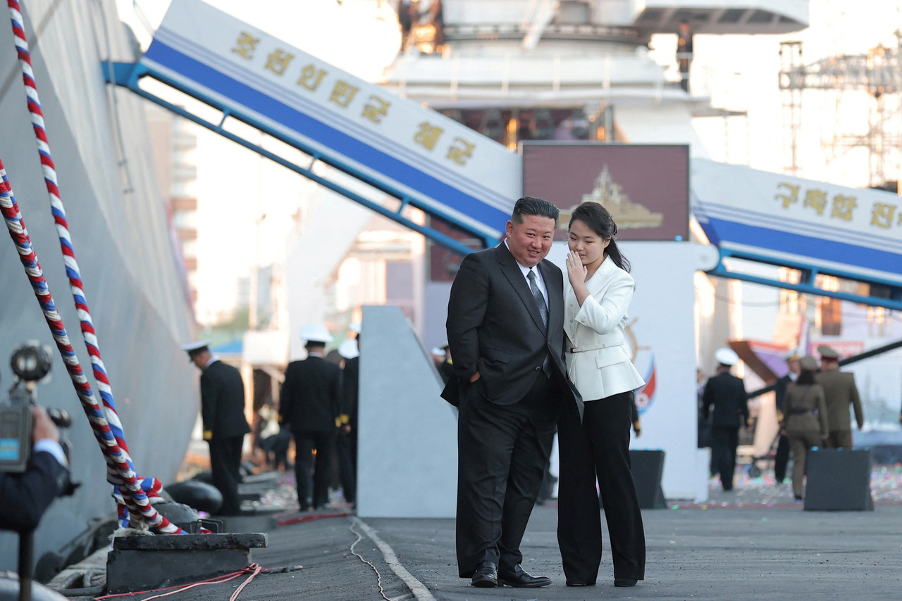 Korea Utara luncurkan kapal perang baru