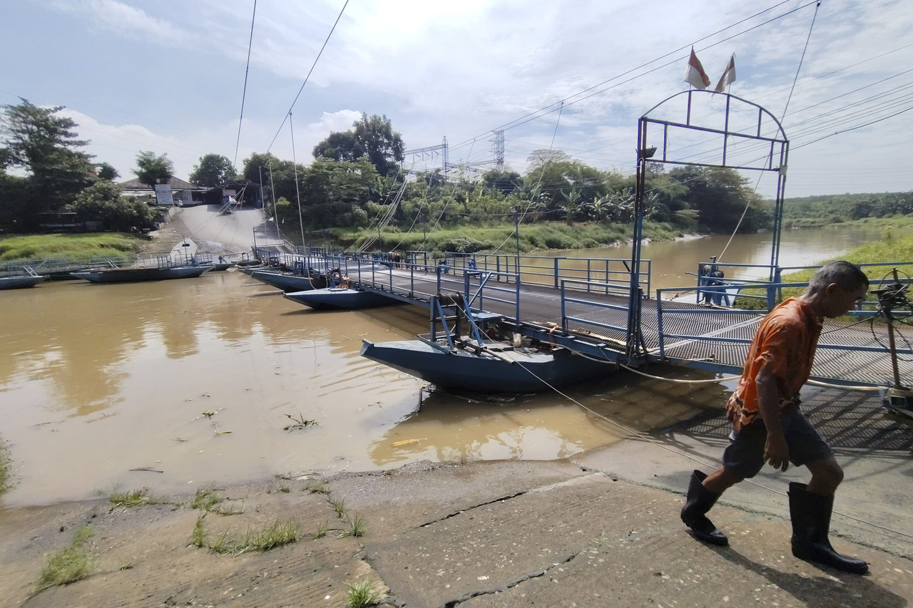 melintasi jembatan perahu di Karawang