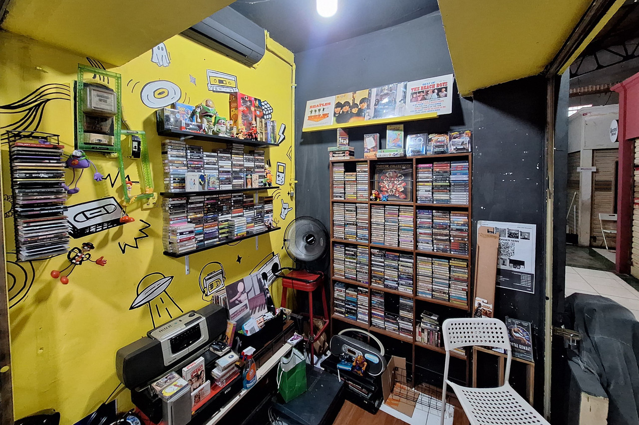 Bisnis Kaset Pita dan Vinyl di Pasar Santa
