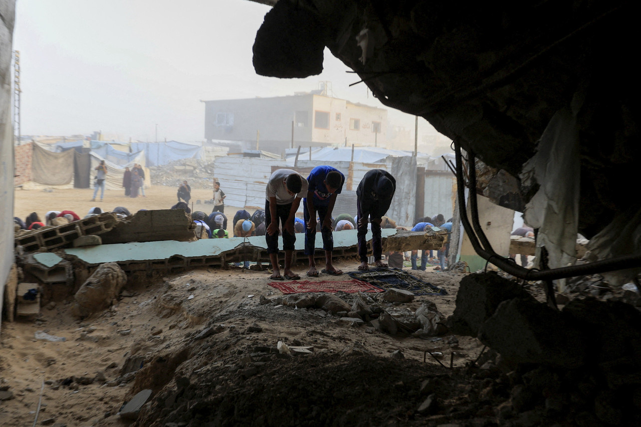 Umat Muslim melaksanakan Salat Idul Adha di Gaza