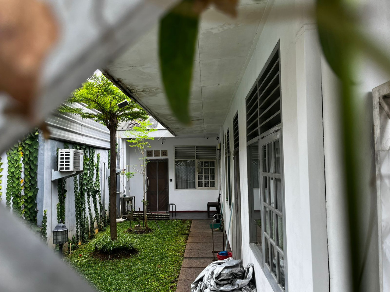 Sisi Sebelah Kiri Kos Gondia International Guest House,
