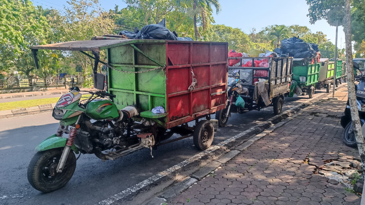 Motor sampah berjejer di gerbang pintu Kantor Gubernur Bali