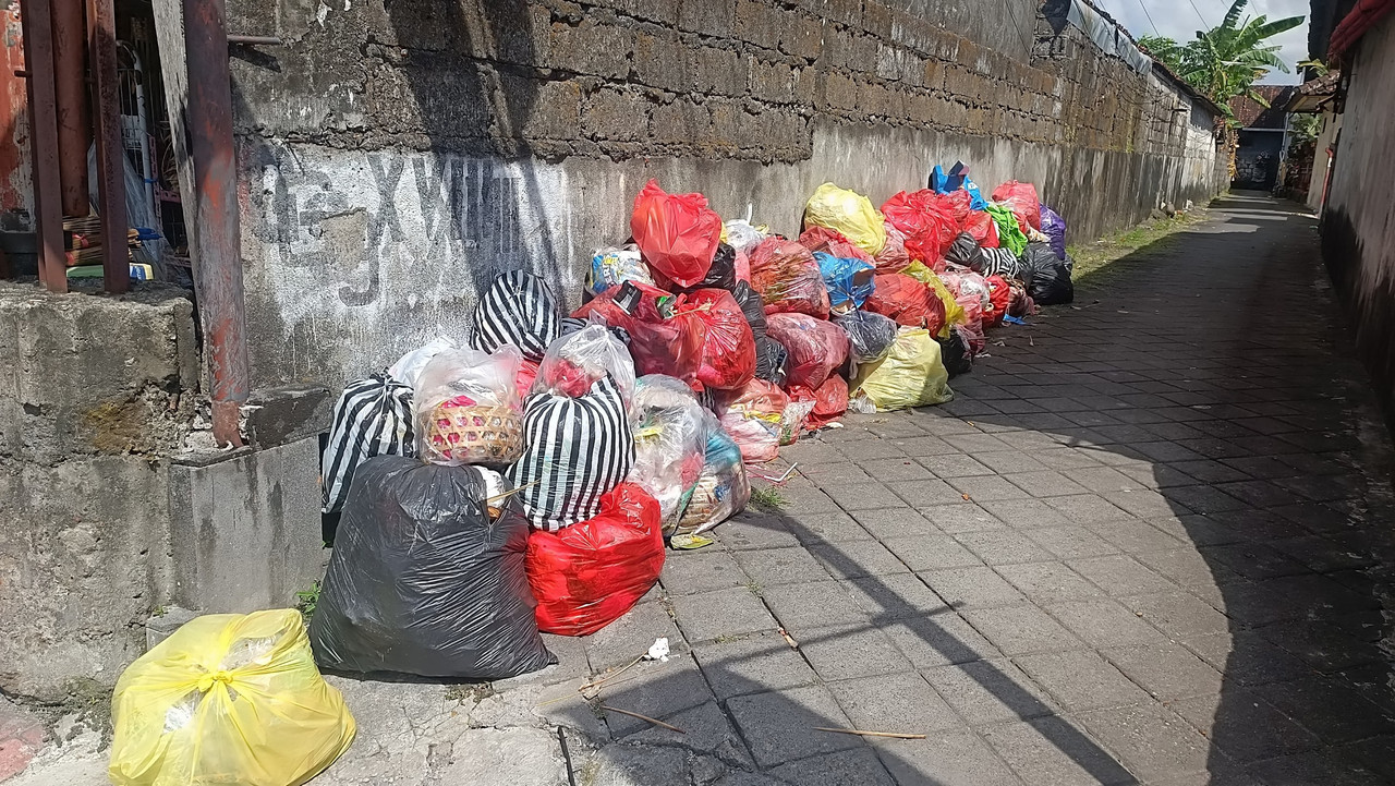 Tumpukan Sampah Akibat Penutupan TPA Suwung di Bali