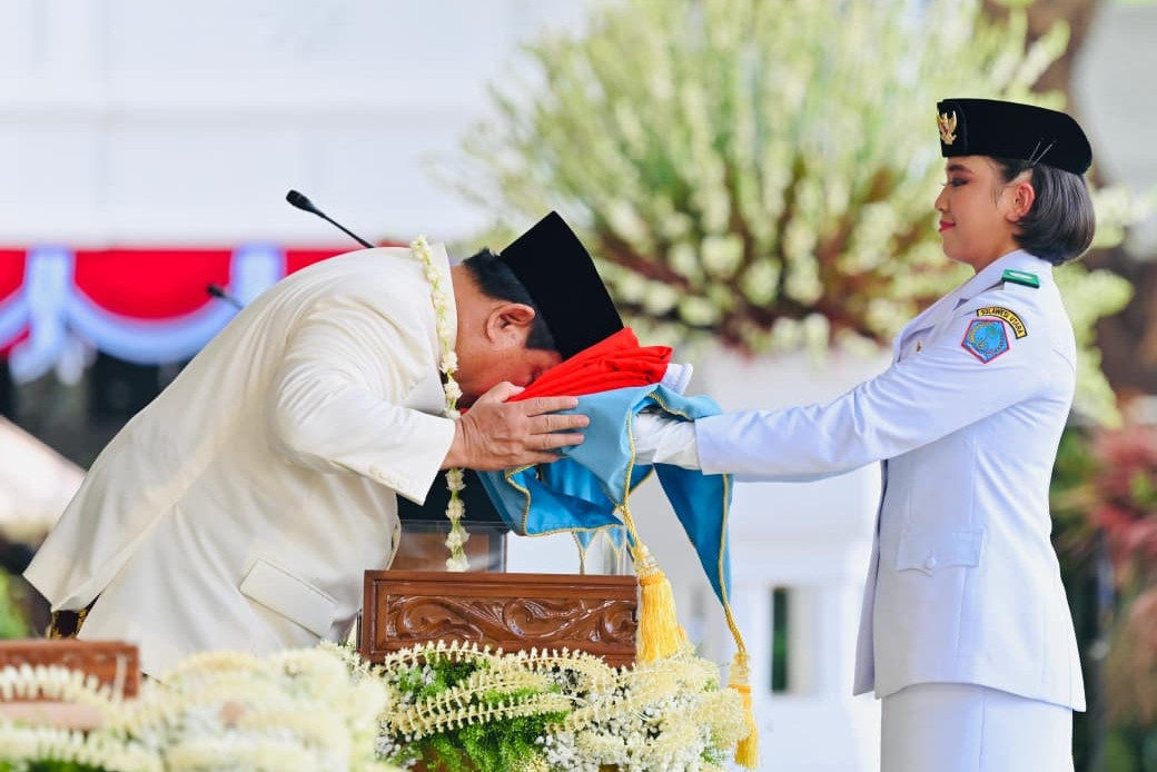 HUT ke-80 RI - Momen Prabowo Cium Bendera