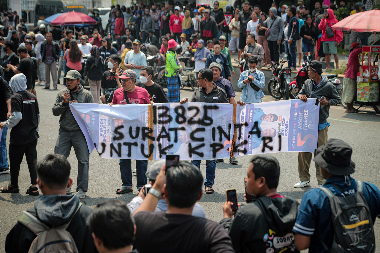 Warga Pati Long March ke Kantor Pos