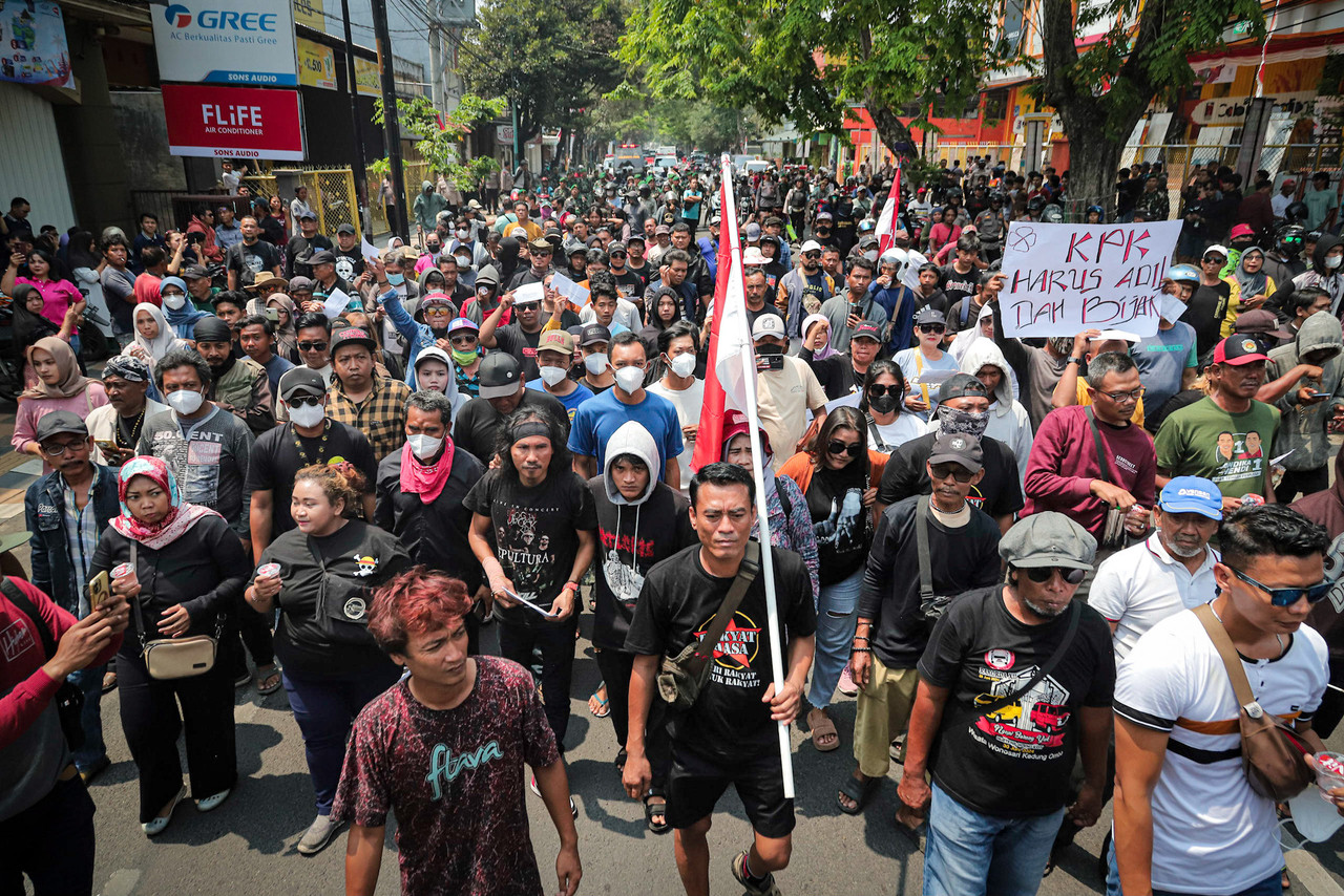 Warga Pati Long March ke Kantor Pos
