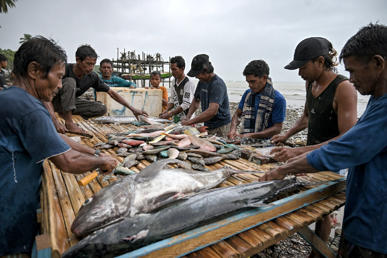nelayan desa soligi di pulau obi
