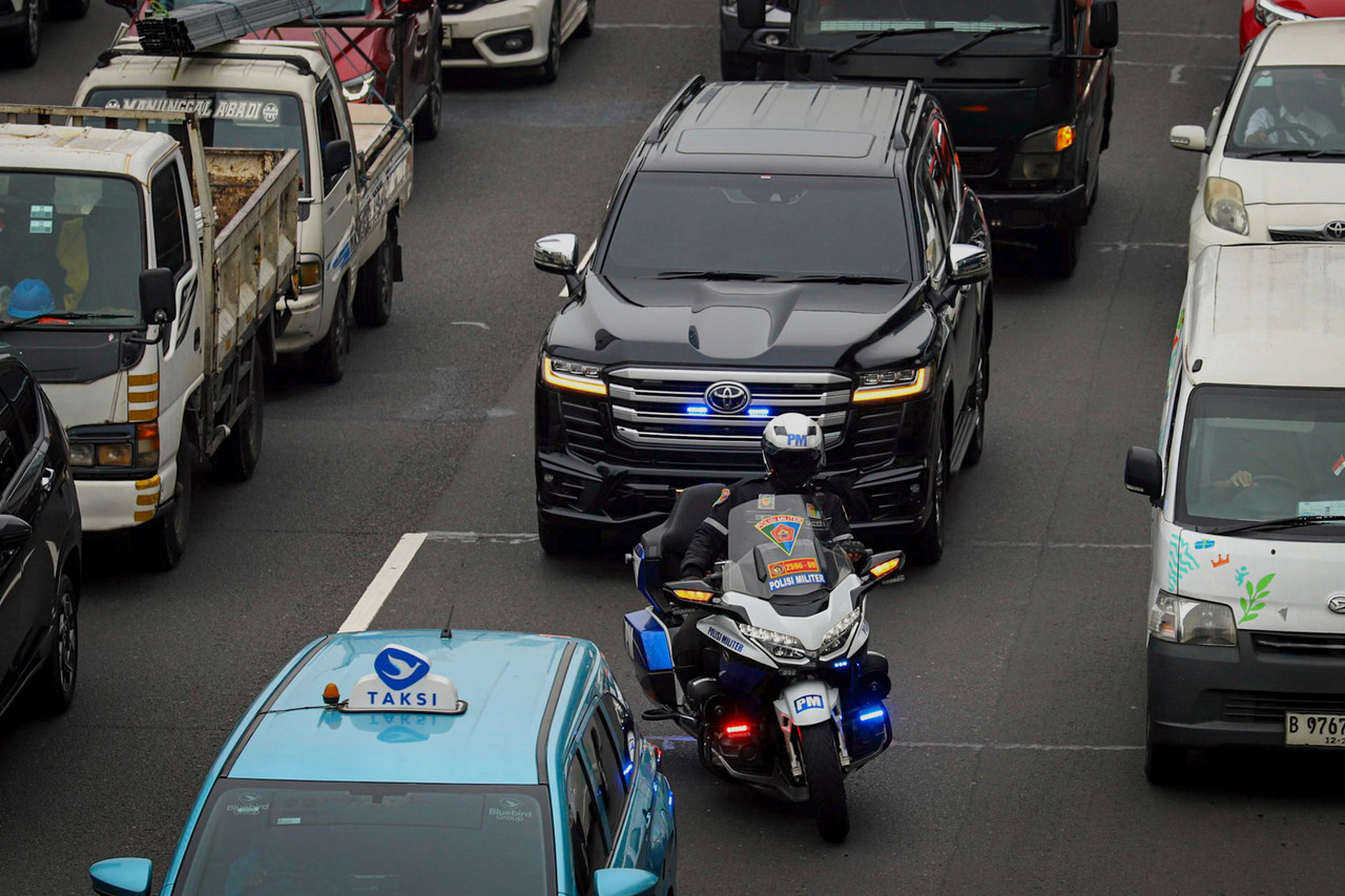Kendaraan berotator melintasi Tol Dalam Kota Gatot Subroto