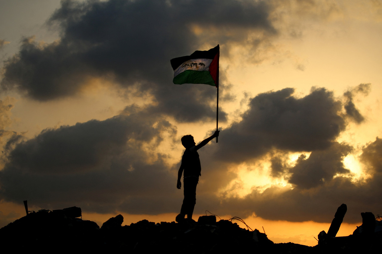 Anak Kibarkan Bendera Palestina