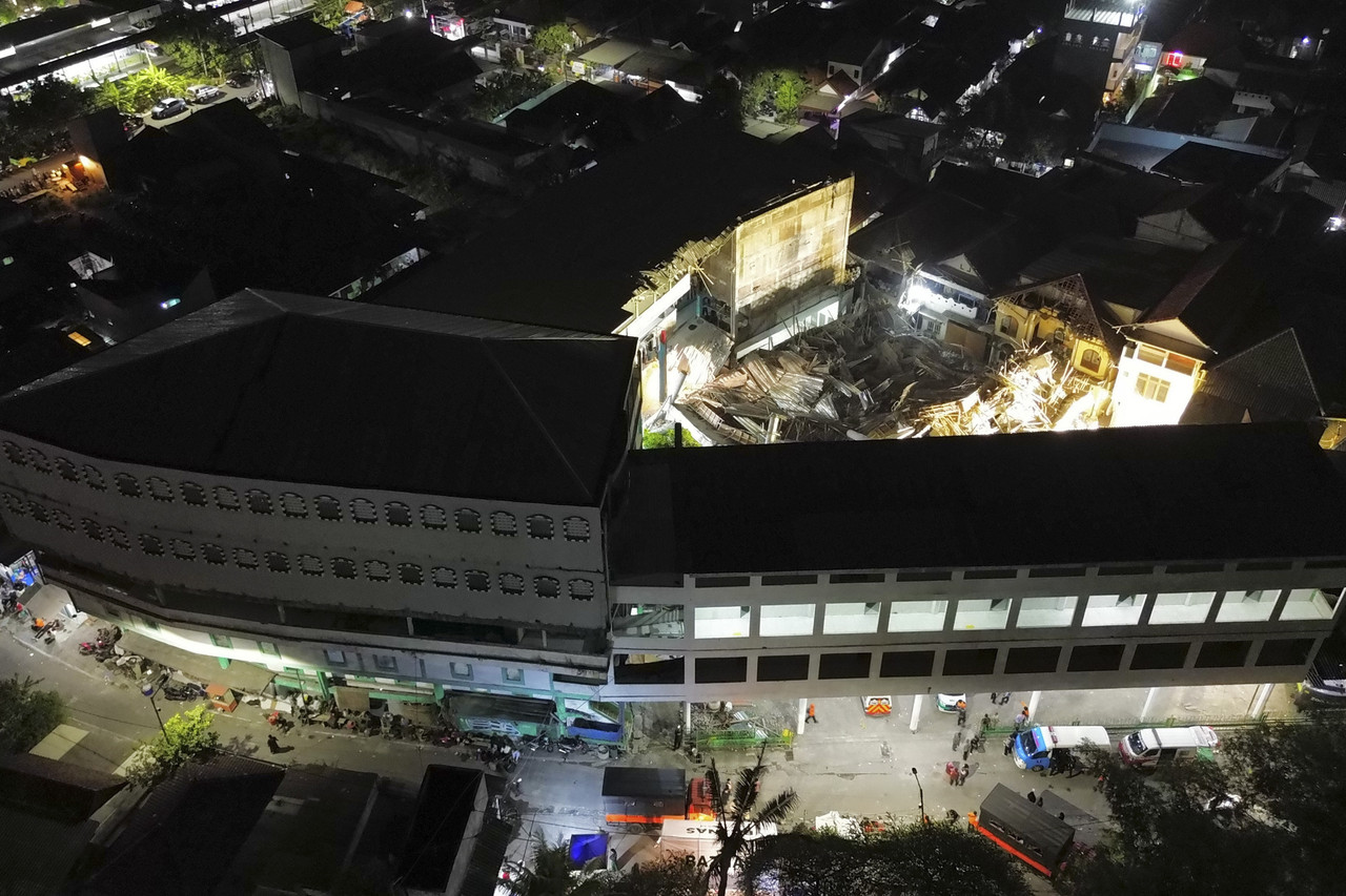 Pencarian hari kedua mushola ambruk di Ponpes Sidoarjo