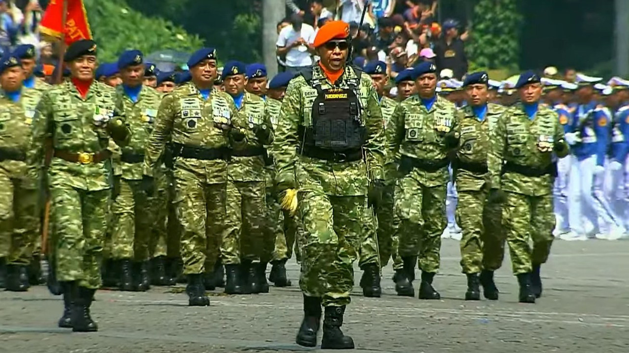  Letjen Tri Budhi Utomo memimpin defile kompi jenderal TNI 