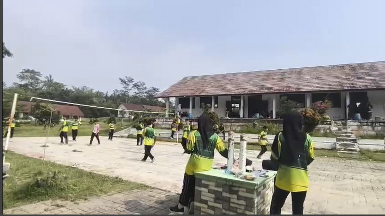 Suasana sekolah SMAN 1 Cimarga