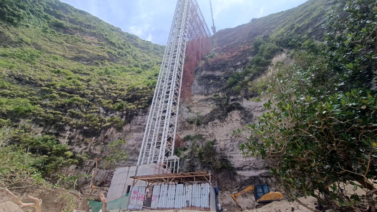Suasana Pantai Kelingking dan Lift Kaca Bali