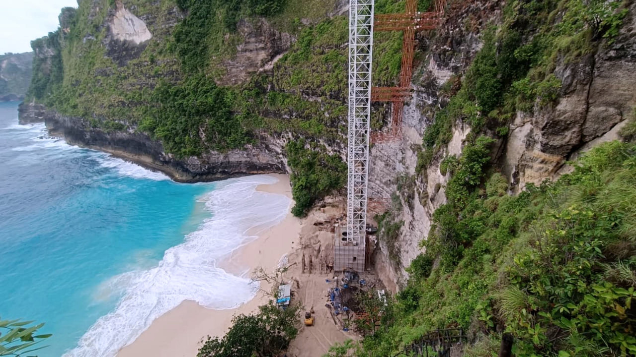 Suasana Pantai Kelingking dan Lift Kaca Bali