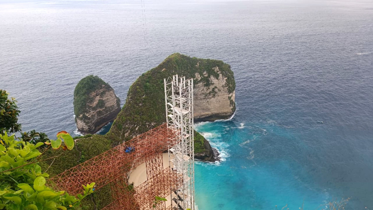 Suasana Pantai Kelingking dan Lift Kaca Bali