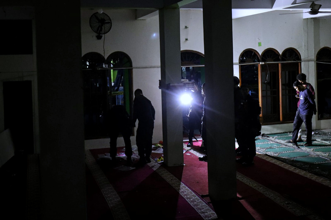Suasana di dalam masjid SMA 72 Jakarta usai ledakan