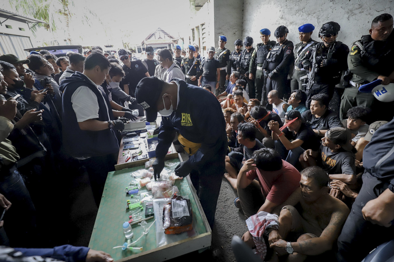 Penggrebekan kampung narkoba