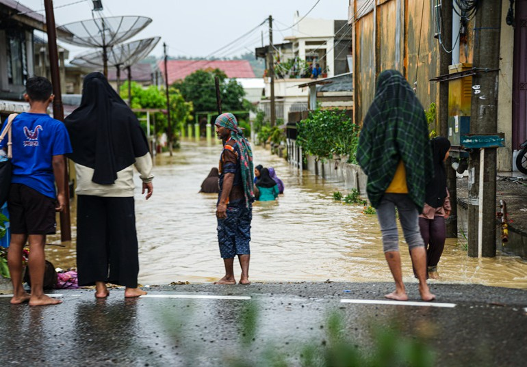 Sudirman Said -Mengunjungi daerah Banjir di Aceh