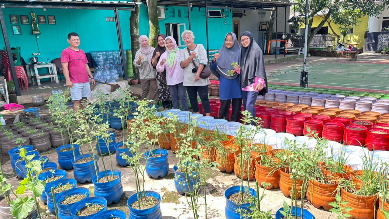 Pengelola sampah di RW 9, Kelurahan Bakti Jaya, Setu