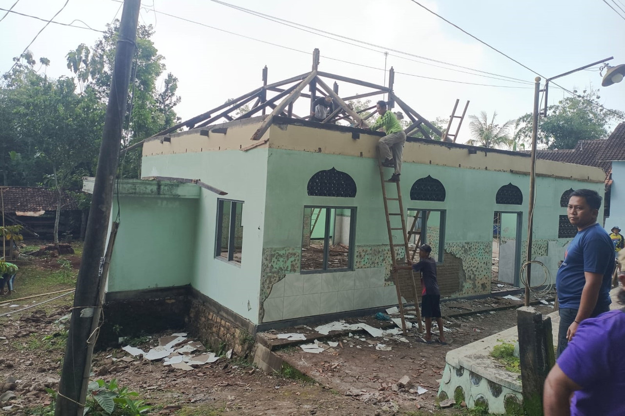 Proses pembongkaran Masjid Al-Huda Pedukuhan Gari