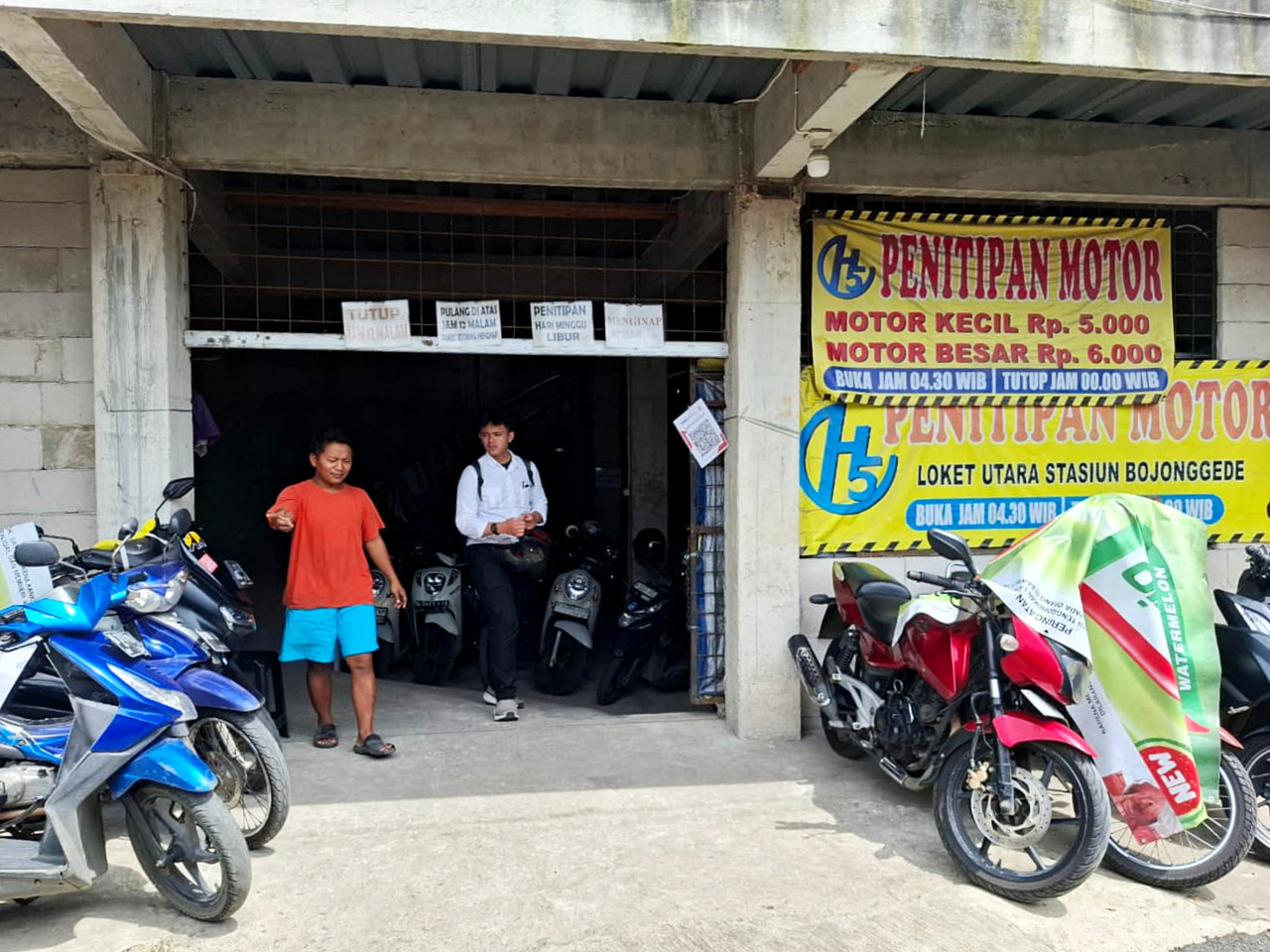Parkiran Motor di Stasiun Bojonggede