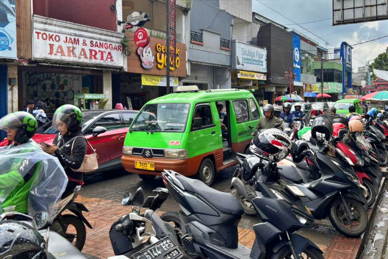 Angkot melintasi Pasar Bogor Suryakencana