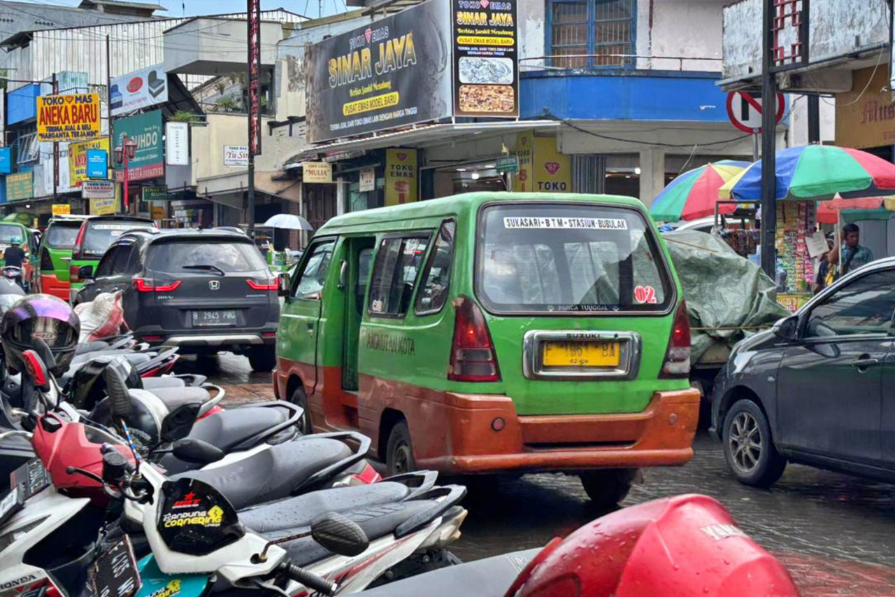 Angkot melintasi Pasar Bogor Suryakencana