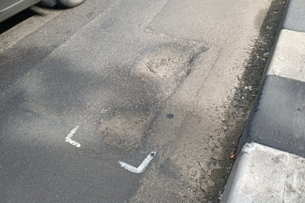 Jalan berlubang di Jalan Raya Bogor