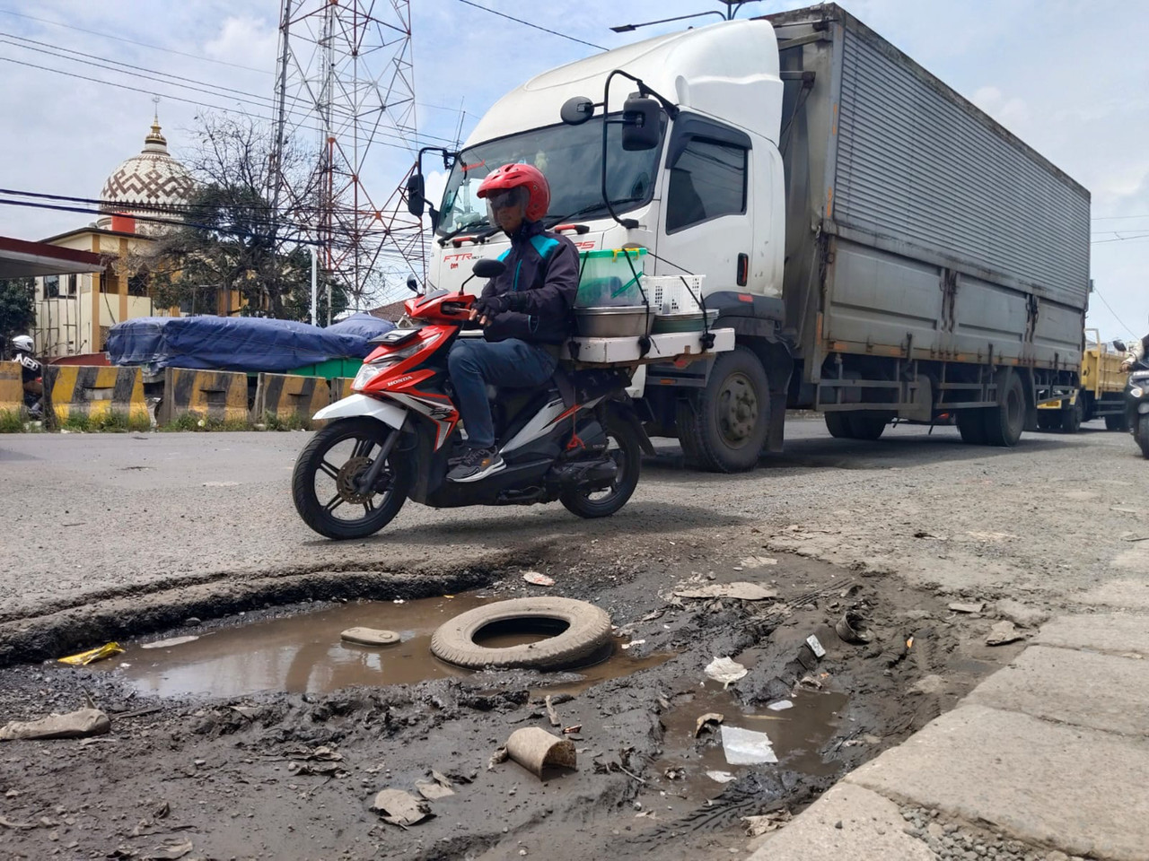 Semrawutnya Jalan Pantura Karawang
