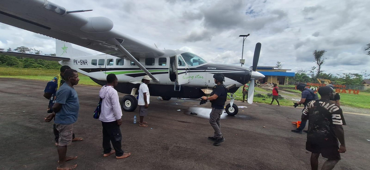 Polisi olah TKP penembakan pesawat Smart AV