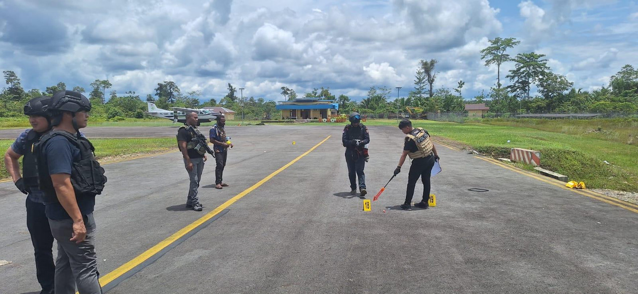 Polisi olah TKP penembakan pesawat Smart AV