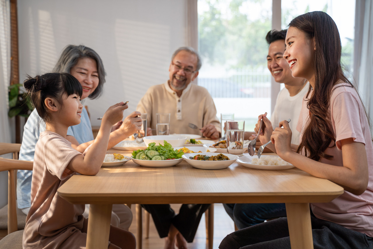 Ilustrasi makan bersama keluarga