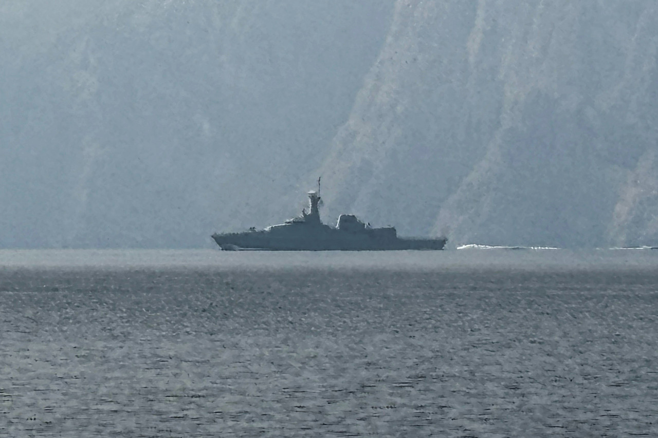 Kapal angkatan laut terlihat berlayar di Selat Hormuz
