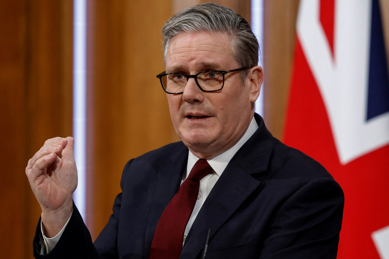 Keir Starmer memberikan keterangan pers