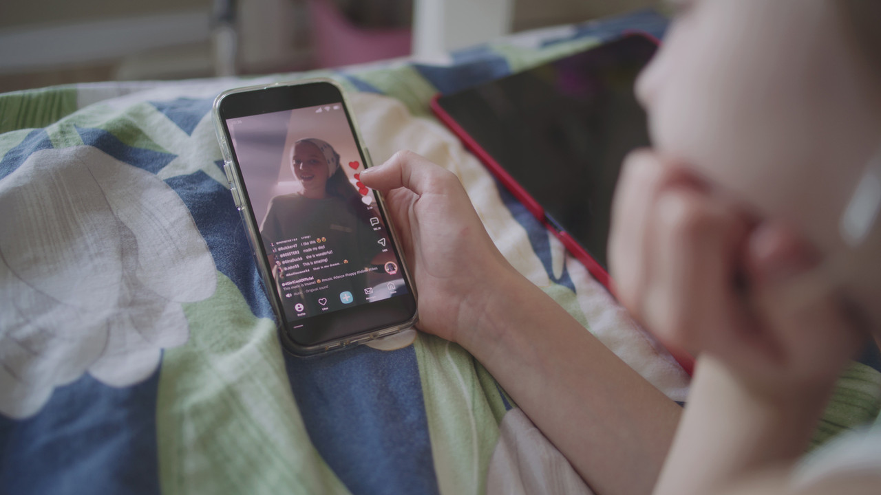 Ilustrasi anak main media sosial