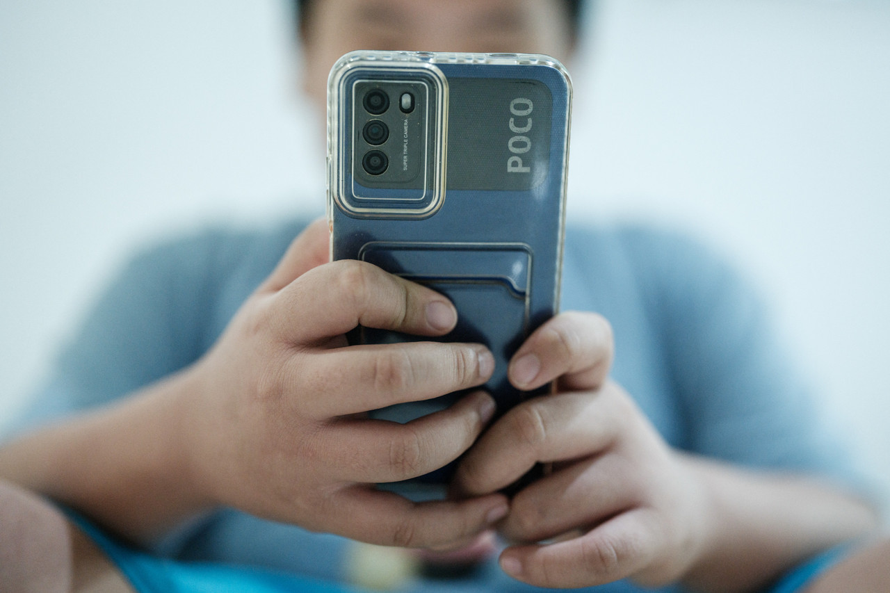 Ilustrasi - Anak Anak Bermain Handphone