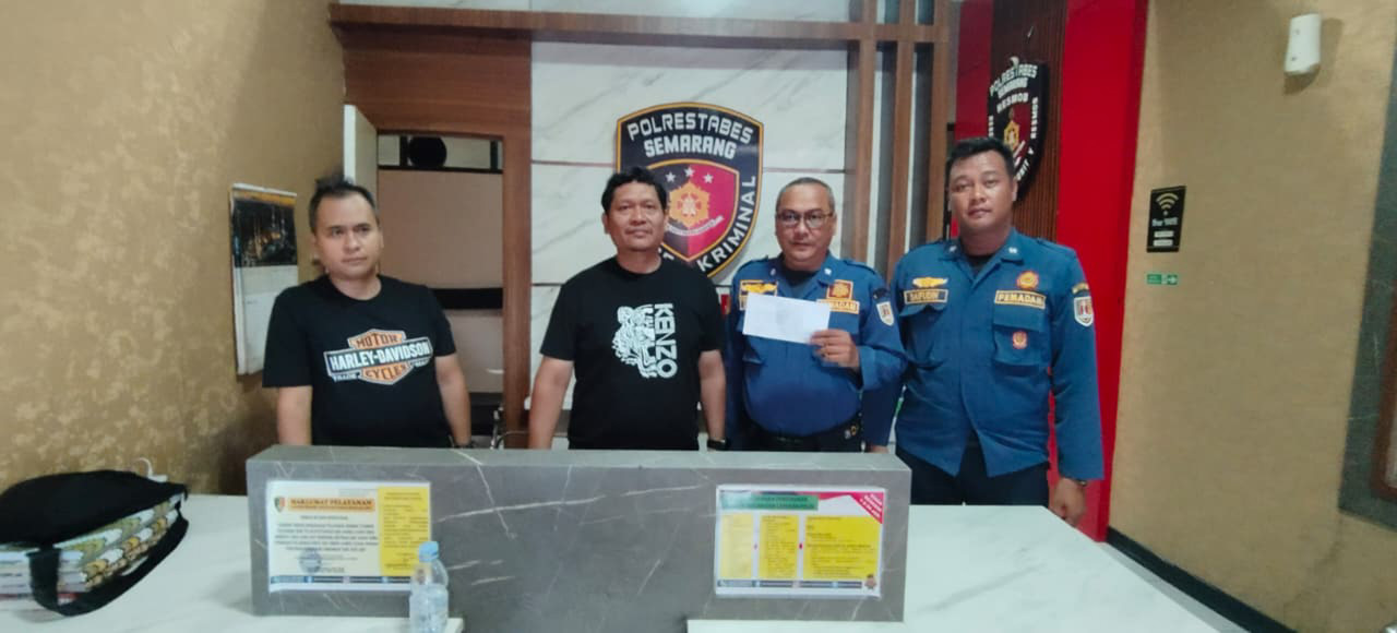 Petugas Damkar Semarang saat melaporkan DC