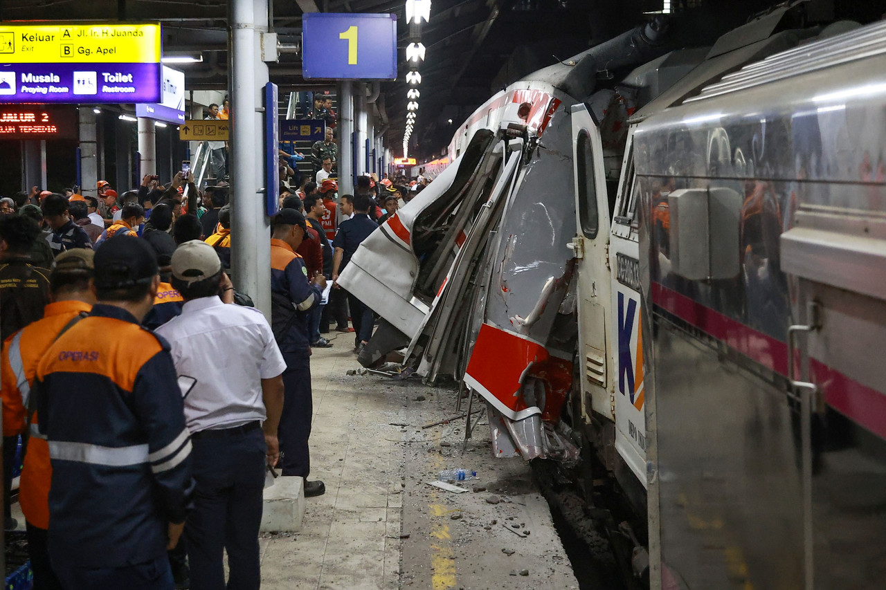 Kecelakaan KRL dan Kereta di Bekasi Timur