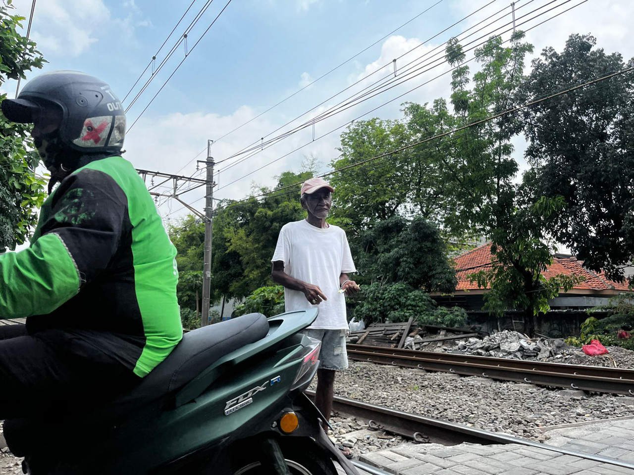 Babeh Ismail, Penjaga Lintasan Sebidang di Tebet Timur Dalam