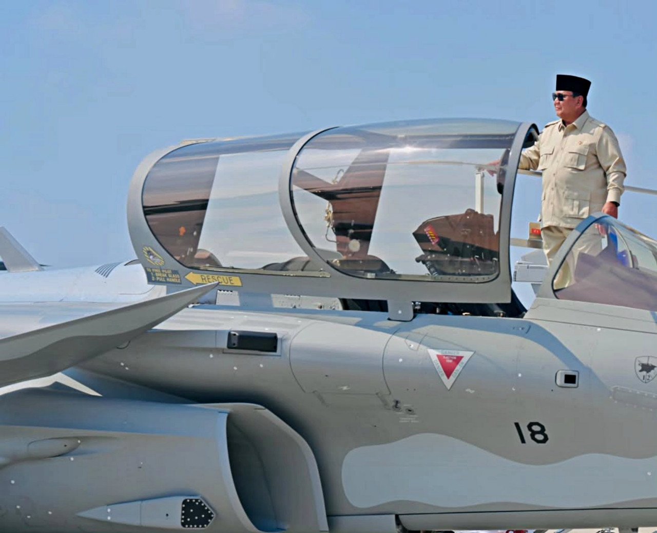 Presiden Prabowo serahkan alutsista kepada TNI